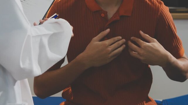 The doctor examines the patient's heart to analyze and listen to whether the heart rhythm is abnormal or normal in order to diagnose and draw conclusions from the patient for further treatment.