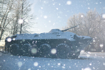 Naklejka premium Military tank in a row. Battle tank in the snow on the roadside of highway. War in Ukraine in winter.