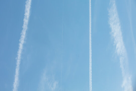 Overlay ciel bleu &ndash; tra&icirc;n&eacute;es d&rsquo;avion