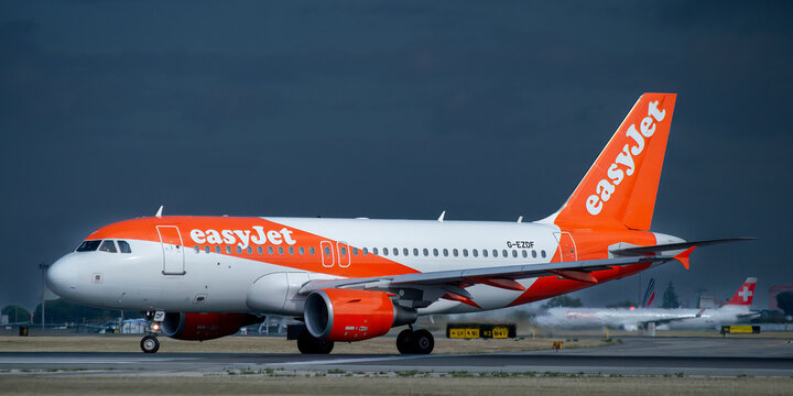 Avi&oacute;n de l&iacute;nea Airbus A319 de la aerol&iacute;nea Easyjet por la noche en el aeropuerto de Lisboa.