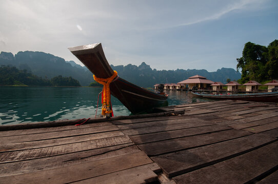 The boat accommodation gradually provides services in a large natural dam.