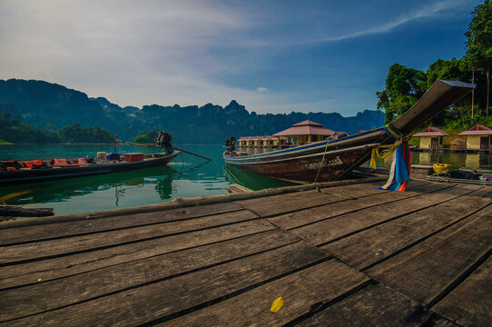 The boat accommodation gradually provides services in a large natural dam.