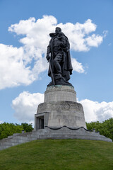 Obraz premium Full view of Soviet soldier monument at Treptow memorial