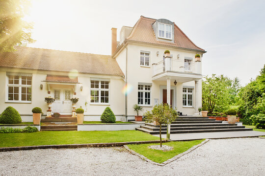 Germany, Hesse, Frankfurt, View of villa with garden