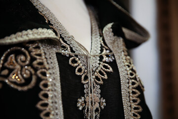Ornements et motifs sur les vêtements arabes traditionnels.  © Taieb