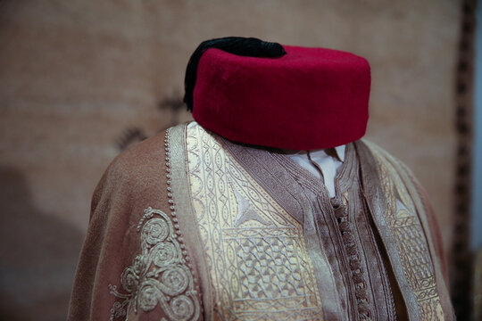 Ornements et motifs sur les v&ecirc;tements arabes traditionnels.
