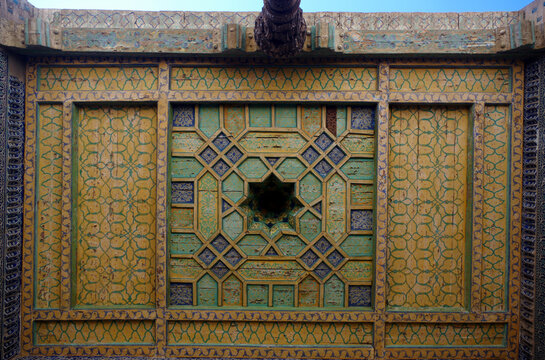 Plafond dans la cour du harem du palais Tach Khaouli et son puit, Khiva