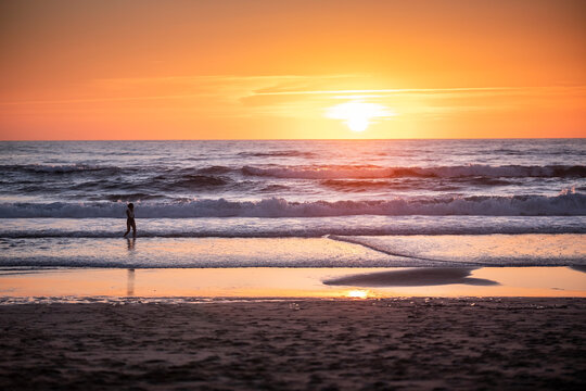 Couch&eacute; de soleil sur l'oc&eacute;an au  Pays basque