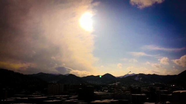 空の半分が雲の札幌の昼の風景　タイムラプス