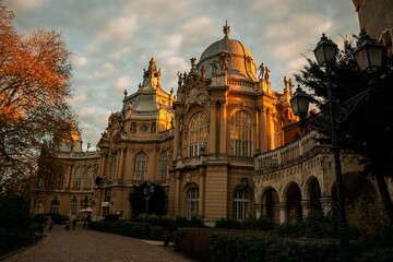 Obraz premium Beautiful historic building illuminated by warm evening sunlight in Budapest, Hungary.