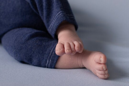 baby feet in bed