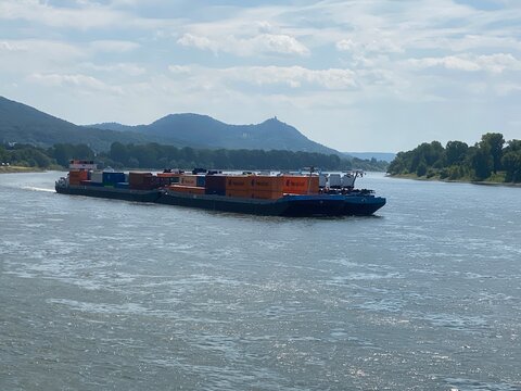 Containerschiff auf dem Rhein bei Bonn. Editorial-Motiv zur Binnenschifffahrt, G&uuml;terverkehr, Logistik, Containertransport, Wasserstra&szlig;e und deutscher Transportinfrastruktur.