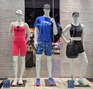 Maniqu&iacute;es de hombre y mujer con ropa deportiva de verano: camiseta de manga corta, pantalones cortos, gorras y sneakers en tienda Skechers, Madrid, Espa&ntilde;a, 13 de mayo de 2026