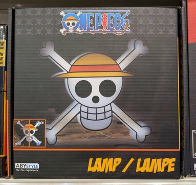 Caja con l&aacute;mpara con forma del s&iacute;mbolo pirata de la serie One Piece en estante de tienda de juguetes Toy Planet de Madrid, Espa&ntilde;a, 13 de mayo de 2026