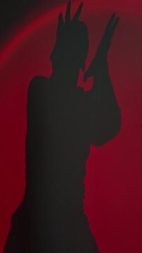 Man silhouette tanzen