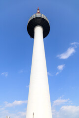Obraz premium 韓国ソウルにあるタワーのとても美しい風景A very beautiful view of the tower in Seoul, Korea
