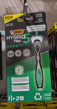 Envase con modernas maquinillas de afeitar BIC Hybrid 5 Flex Sensitive en expositor de tienda Normal de Madrid, Espa&ntilde;a, 13 de mayo de 2026