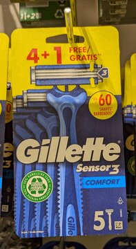 Envase con modernas maquinillas de afeitar Gillette Sensor 3 en expositor de tienda Normal de Madrid, Espa&ntilde;a, 13 de mayo de 2026