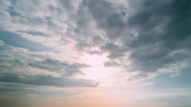 湧き上がる厚い積乱雲が流れるダイナミックな空の高速タイムラプス