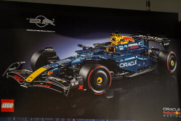 Obraz premium Lego Technic Box Featuring an Oracle Red Bull Racing Formula One Toy Car toy package. Milan, Italy - June 24, 2026