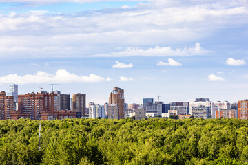 Obraz premium skyline with apartment houses and green city park