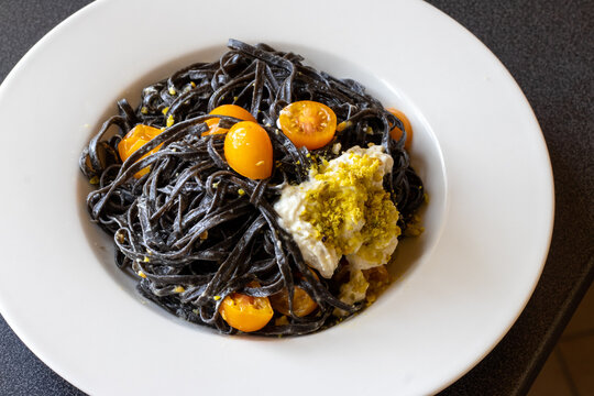 Linguine al nero di seppia con burrata e pistacchi