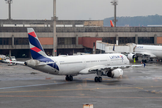 LATAM planes taxiing at Guarulhos Airport in S&atilde;o Paulo.