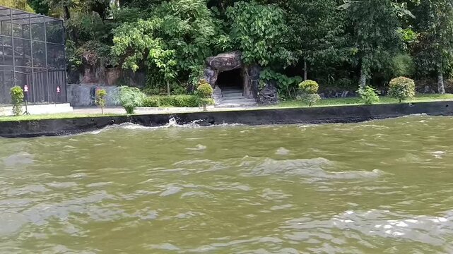 Pemandangan air danau yang bergelombang 