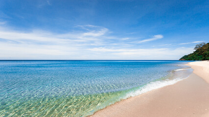 Obraz premium Beautiful tropical beach and sea with blue sky background for travel and vacation