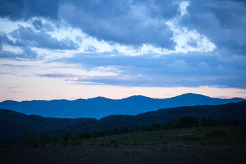 Fototapeta premium Serene Mountain Silhouette at Twilight