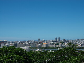 Fototapeta premium 海軍壕公園から那覇市の眺め