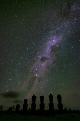 Ahu Ature Huki Moai against starry skies © seanliew
