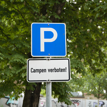 Parkplatz-Schild an einem Parkplatz in Deutschland, mit dem Hinweis Campen verboten