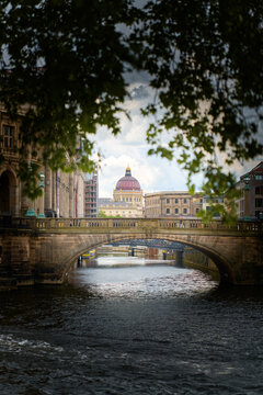 Blick vom Ufer der Spree &uuml;ber die Monbijoubr&uuml;cke am Bodemuseum zur Kuppel des Humboldt-Forum in Berlin