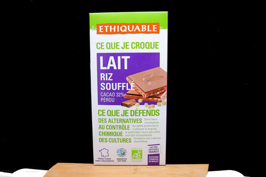 Tablette de chocolat au lait au riz souffl&eacute; des &eacute;leveurs fermiers commerce &eacute;quitable