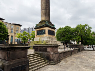 Obraz premium Historic memorial Wellington column monument in Liverpool, UK city square with stone steps and surrounding trees