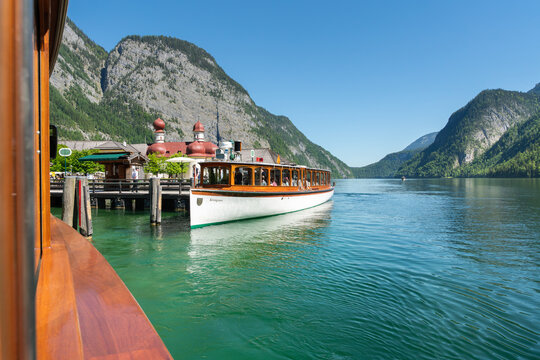 ST. BARTHOLOM&Auml;, DEUTSCHLAND - 23. Mai 2026: Ausflugsschiff an der Anlegestelle St. Bartholom&auml; am K&ouml;nigssee im Nationalpark Berchtesgaden