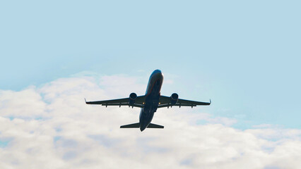 Naklejka premium An airplane takes off against a blue sky. Close-up of the airplane.