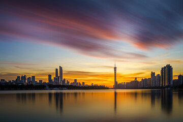 Obraz premium Guangzhou Skyline at Sunset with Canton Tower Reflection