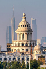 Obraz premium Guangzhou Historic Dome Building with Modern Skyline