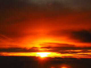 Fototapeta premium 真っ赤に染まる夕焼け空と雲