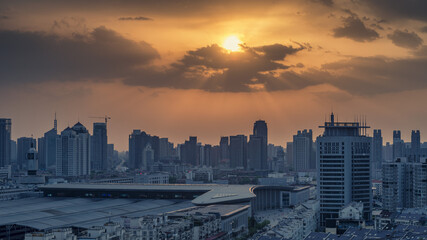 Fototapeta premium Dramatic Sunset Over New York City Skyline with Changeable Weather