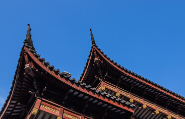 Obraz premium Yu Yuan Garden Shanghai - Traditional Chinese Architecture with Ornate Red Roofs