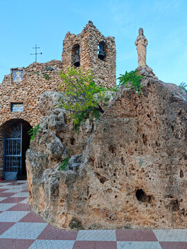 Fachada de la ermita de la Virgen de la Pe&ntilde;a en Mijas, Espa&ntilde;a