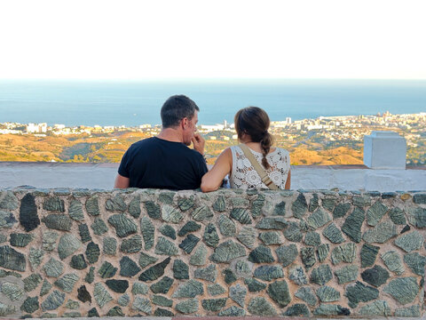 Pareja de novios sentados en Mijas frente a la costa de Fuengirola