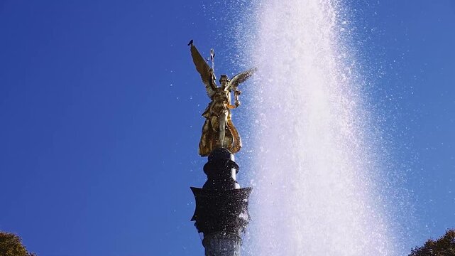 Teleaufnahme des goldenen Friedensengels mit Brunnen in M&uuml;nchen