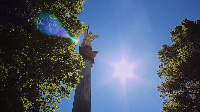 Goldener Friedensengel mit Sonnenstrahlen in M&uuml;nchen