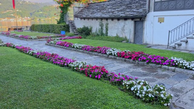 giardino del municipio di orta san giulio, italia