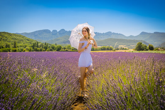 Jeune mari&eacute;e dans un champ de lavandes dans la Dr&ocirc;me en France
