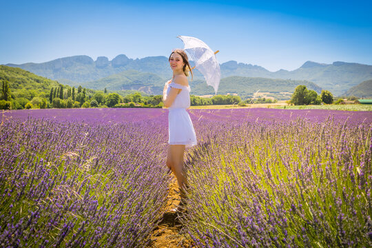 Jeune mari&eacute;e dans un champ de lavandes dans la Dr&ocirc;me en France